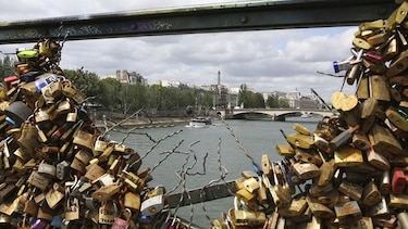 El Puente de las Artes de París se libera de los  candados del amor