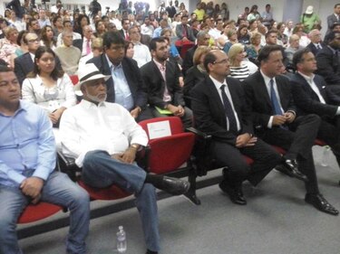 En medio de reclamos, 5 candidatos presidenciales firman pacto por la familia