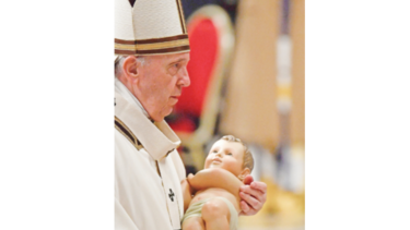  En Nochebuena, el papa Francisco destaca la gracia de la pequeñez