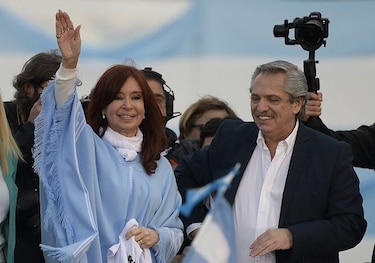 Macri y Fernández cierran campañas electorales en Argentina