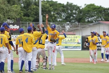 La novel Herrera cumple primer objetivo y va por más al campeonato de béisbol mayor