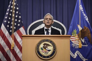 Secretario de Justicia de Estados Unidos dice haber aprobado el allanamiento en la casa de Trump
