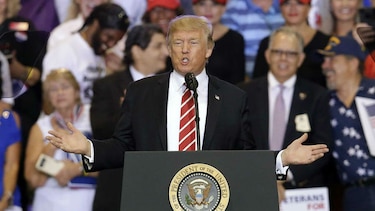 Trump fustiga a la prensa y se defiende en encendido discurso en Arizona
