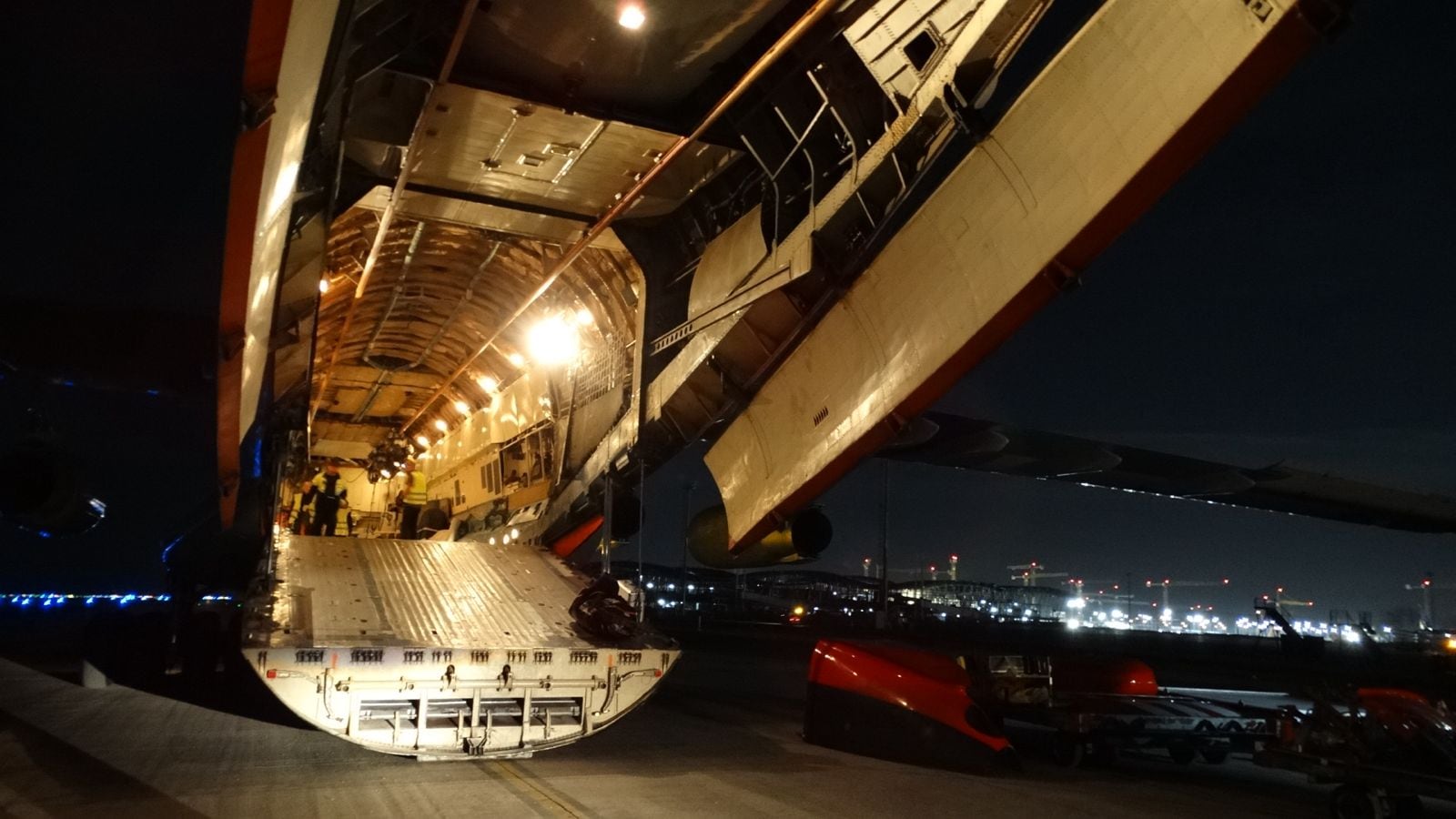 Interior de un avión militar de carga de cuatro turbinas
