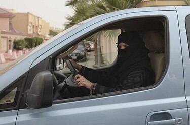 Arabia Saudita autorizará a las mujeres a conducir en 2018