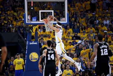 Warriors arrancan 'playoffs' con triunfo sobre los Spurs