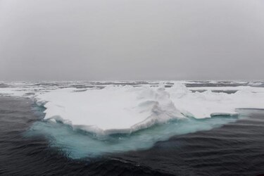 Barco con 74 personas queda varado en el hielo de la Antártida