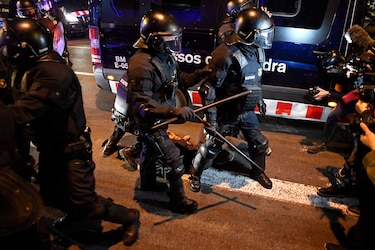 Sexta noche de protestas en Barcelona por el encarcelamiento de rapero