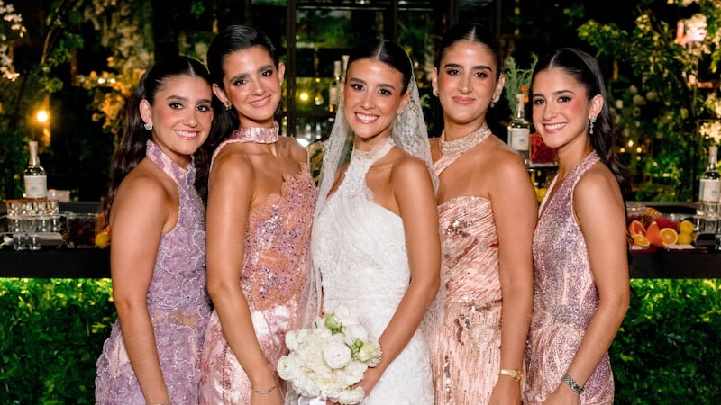 Los vestidos de las hermanas de Julianne Roux en su boda, diseños panameños de la firma Valar