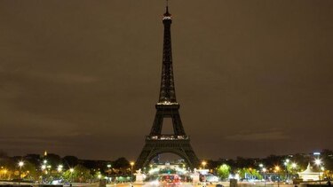 La Torre Eiffel, a oscuras en homenaje a víctimas del atentado de Londres