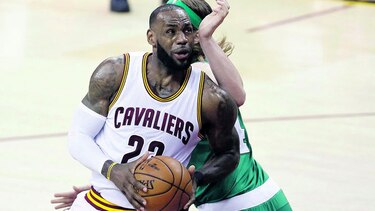 Frustrado, LeBron discute con fanático tras derrota