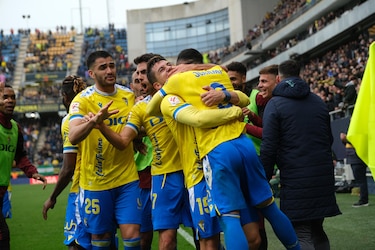 Un doblete de Juanmi tumba al Atlético en Cádiz