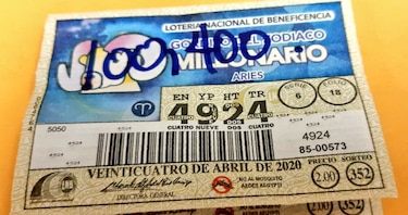 Lotería entrega cheque de un millón 100 mil dólares a nueva ganadora del Gordito del Zodiaco