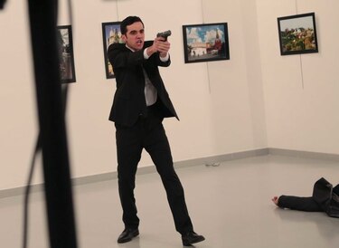 Video: Asesinan al embajador de Rusia en Turquía durante exposición fotográfica