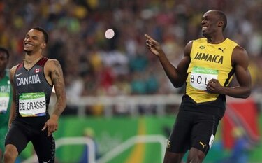 Bolt se ríe con un rival que intenta pasarlo en los 200 metros