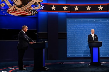 Trump y Biden intercambian insultos, en su primera cara a cara en un escenario