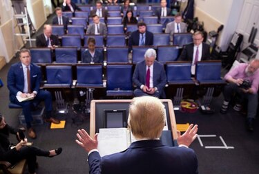 Trump promulga megaplan económico por Covid-19 para EU, donde casos se disparan