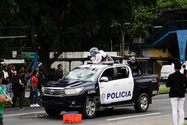 Dornheim culpa a estudiantes de la Universidad de Panamá de la destrucción de la patrulla de la Policía Nacional 