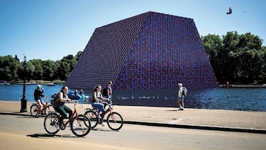 Arte con 7 mil 500 bidones apilados