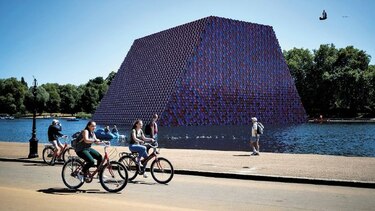 Arte con 7 mil 500 bidones apilados