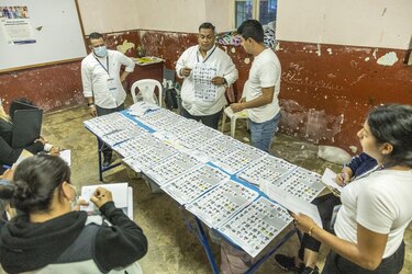 Máximo tribunal de Guatemala ordena temporalmente no oficializar resultados de elecciones