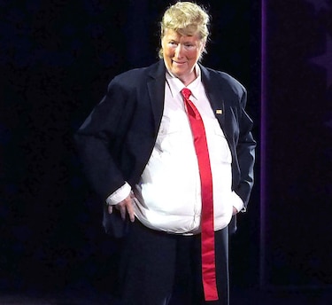Meryl Streep sube al escenario disfrazada de Donald Trump