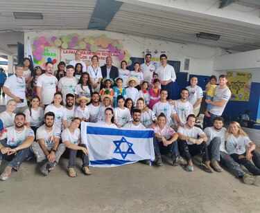 Voluntarios israelíes realizan labores sociales en el país