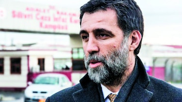 Expulsan de club turco a Sükür y a Erdem