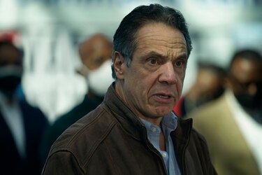 El gobernador de Nueva York se niega a renunciar una vez más