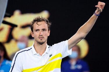 Medvedev, demasiado fuerte para Tsitsipas, se une a Djokovic en la final