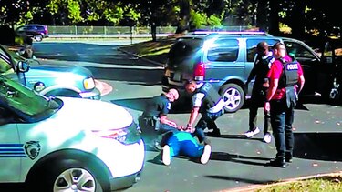 Video sobre muerte de Keith Lamont no revela si tenía un arma o un libro