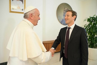 Papa Francisco se reúne con Mark Zuckerberg, creador de Facebook