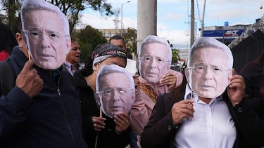 Condenan al expresidente de Colombia Álvaro Uribe a 12 años de prisión domiciliaria inmediata tras ser declarado culpable de soborno de testigos y fraude procesal