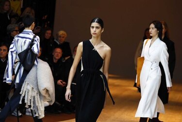 Céline viste a la mujer con traje masculino