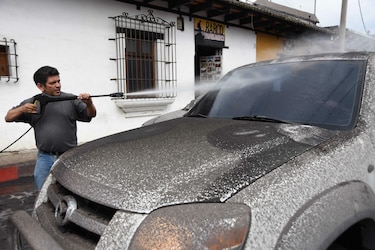 Sube a 25 el número de muertos por erupción de volcán en Guatemala