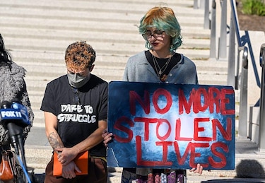‘Los médicos dicen que estoy vivo de milagro’: el joven que perdió un ojo durante una protesta contra ICE en California