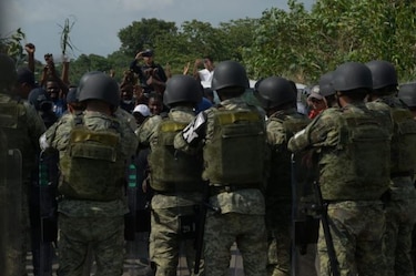 Guardia Nacional de México enfrenta a migrantes con gas pimienta