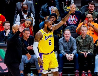 LeBron James firma actuación monumental en el día de su cumpleaños 38