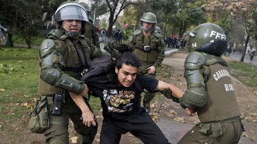 Más de 100 detenidos por fuertes choques entre policías y estudiantes chilenos