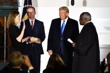 Trump logra victoria con confirmación en el Senado de jueza para la Corte Suprema