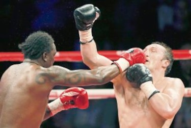 Aplazan subasta del pleito entre Jones y Lebedev