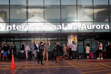 Detienen a pasajero de avión en Guatemala que amenazó falsamente con bomba