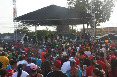 Policía alquila discoteca móvil para celebrar carnavales