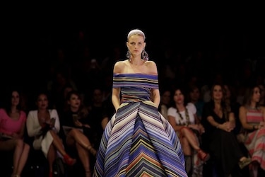 El diseñador Naeem Khan envolvió la pasarela panameña con brillo