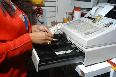 Detienen a falsas funcionarias de la ANIP que pedían coimas a comerciantes