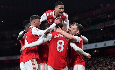 El Arsenal golea y tiene cinco puntos de ventaja sobre el City