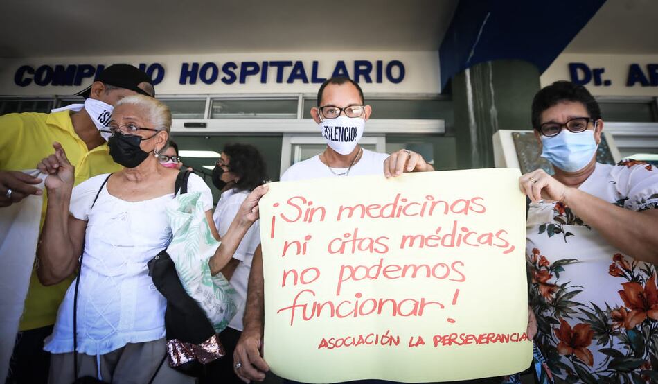Pacientes crónicos rechazan recorte presupuestario en salud, alertan desabastecimiento
