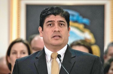 Alvarado intenta reforzar gobierno tras renuncias por escándalo de datos privados
