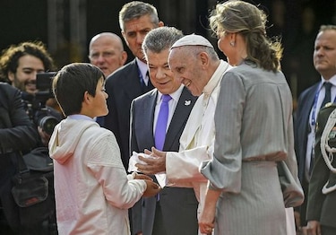 Papa dice a jóvenes colombianos que no se dejen robar la alegría