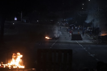 Estudiantes universitarios siguen protestando en rechazo al contrato minero